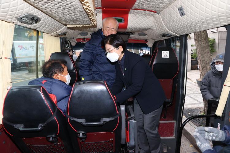 제11회 서울시장기 실버축구대회 참가자 환송 이미지